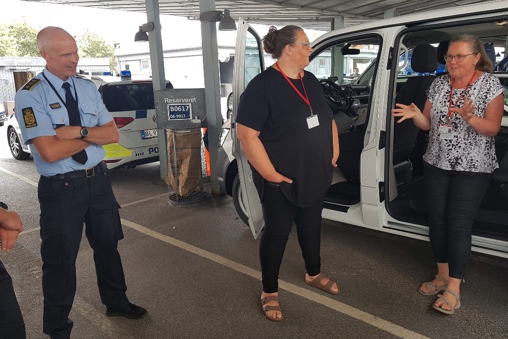 Fælles Udrykningsteam - sygepelersker og Politi kigger på den ny, fælles patruljebil