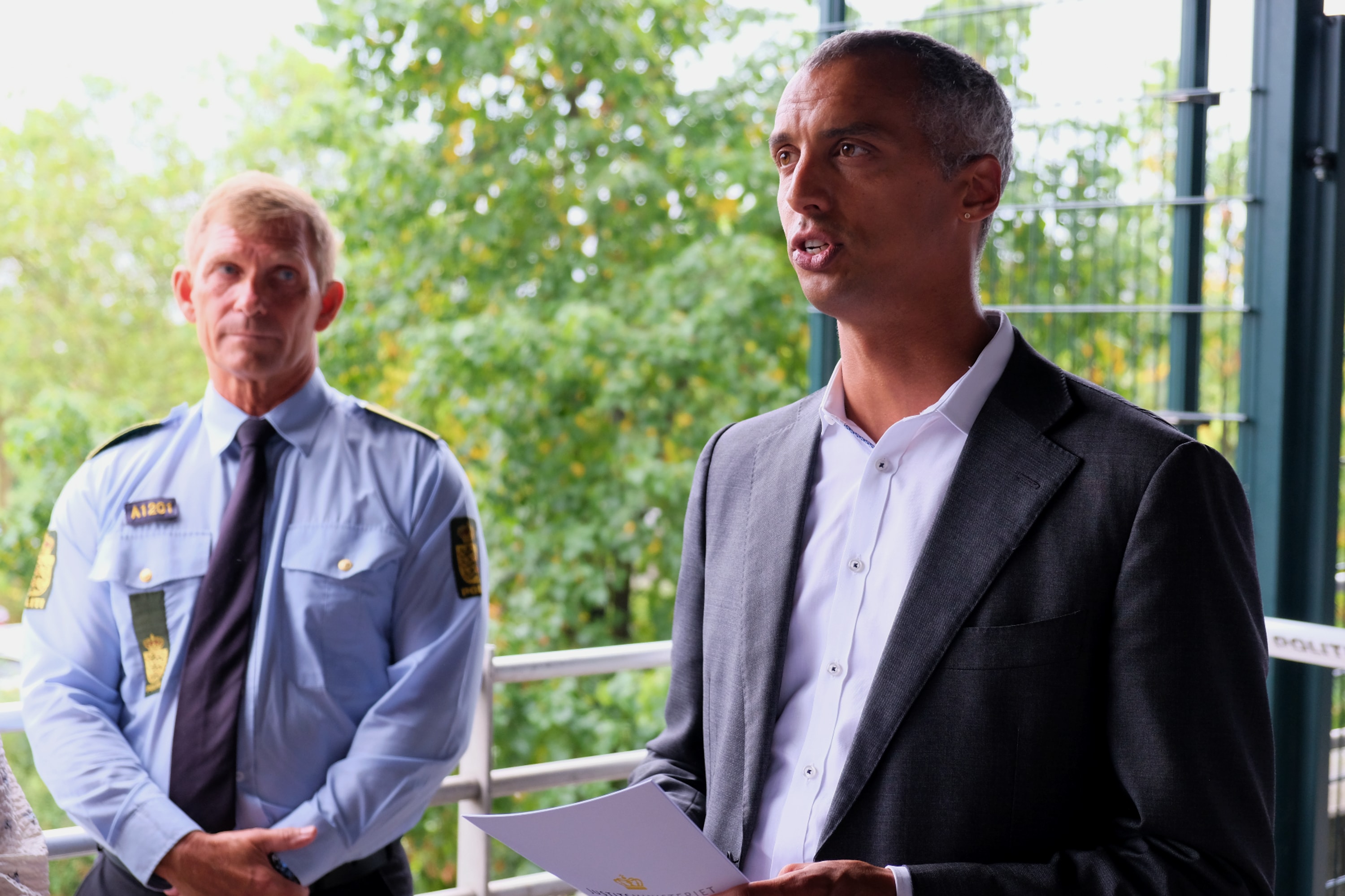 Politinspektør Allan Nyring, chef for lokalpolitiet i Københavns Vestegns Politi, og justitsminister Mattias Tesfaye.