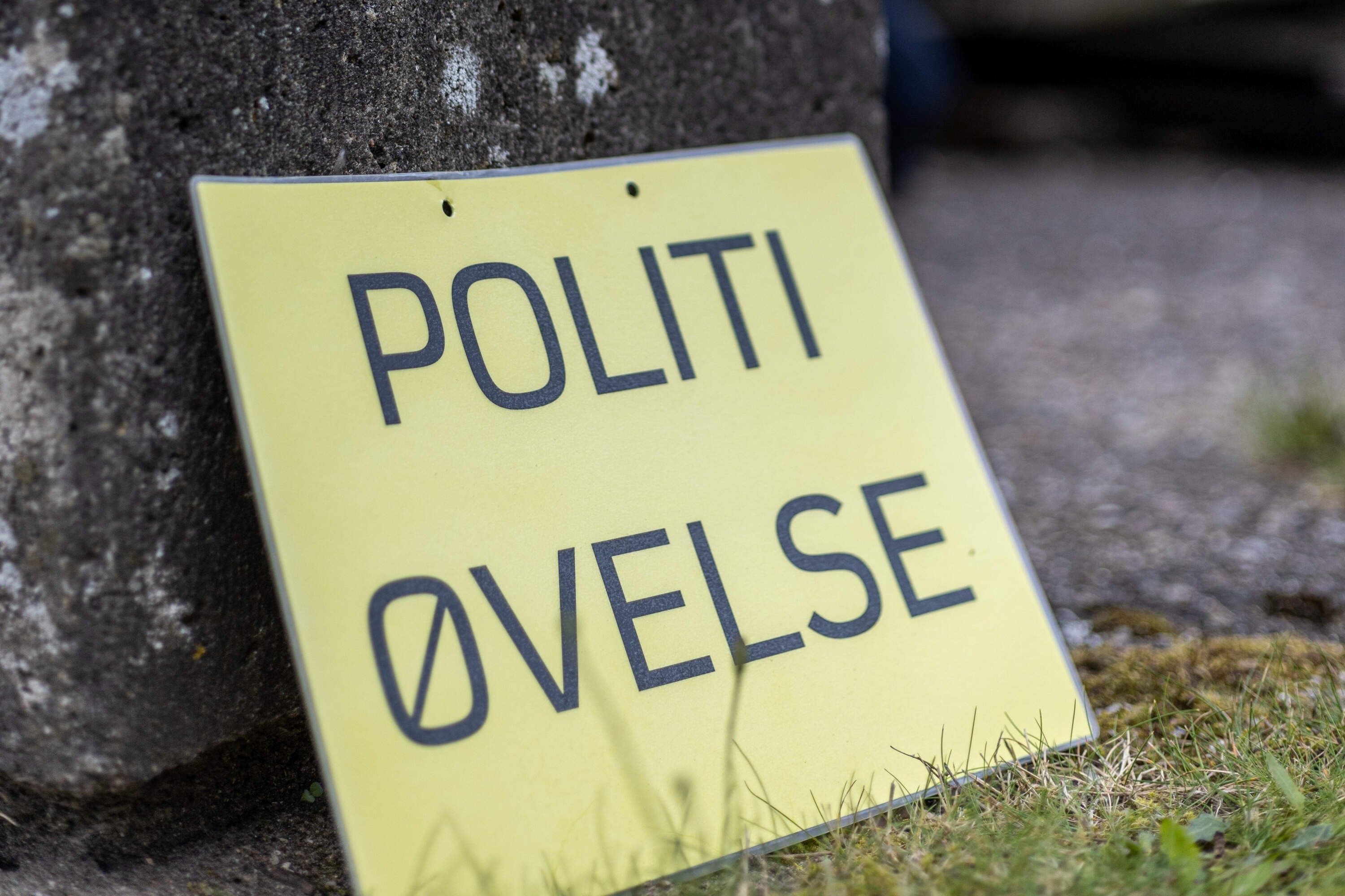 Skilt med politiøvelse