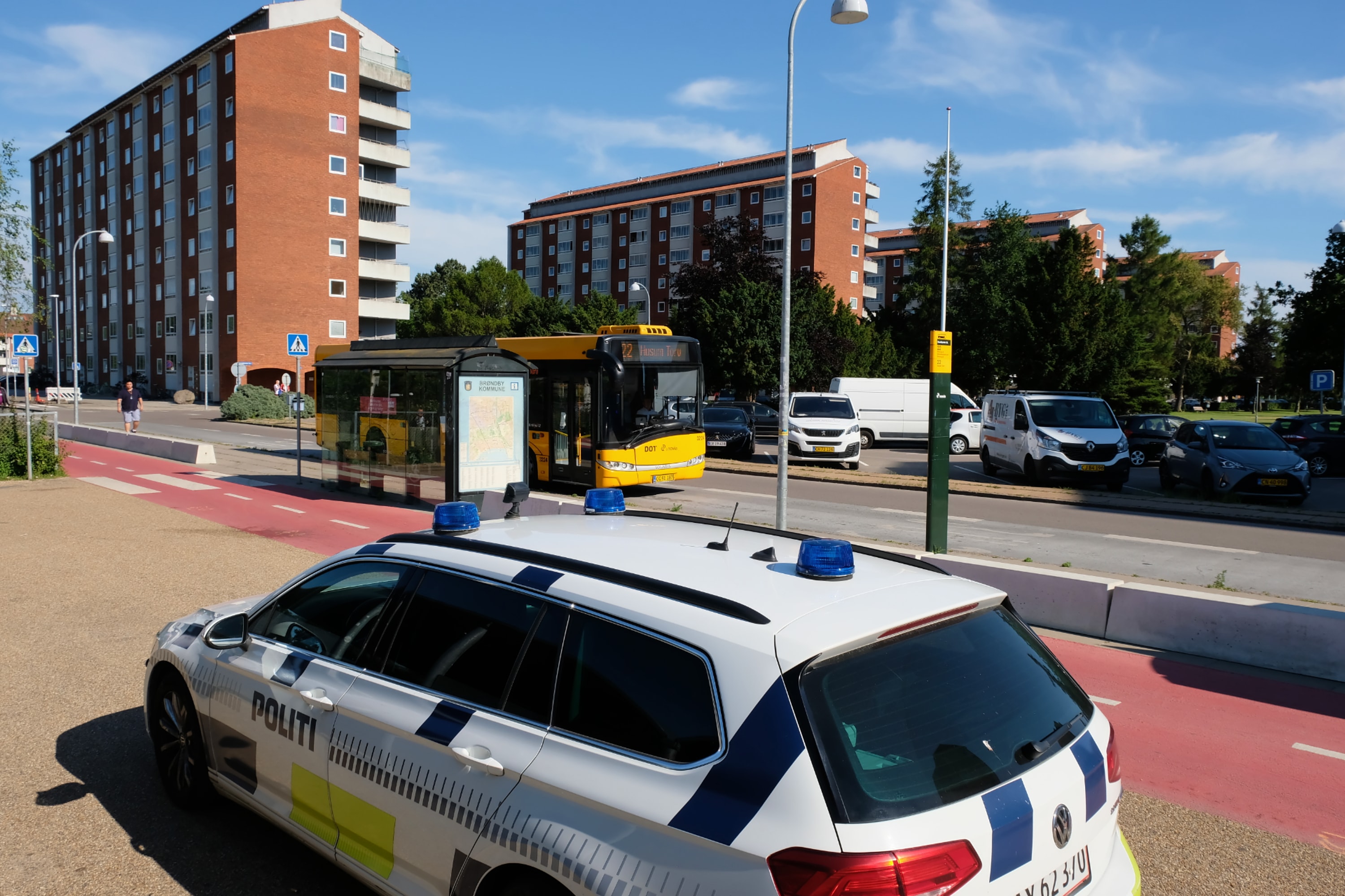 Politibil på Brøndbyøster Torv