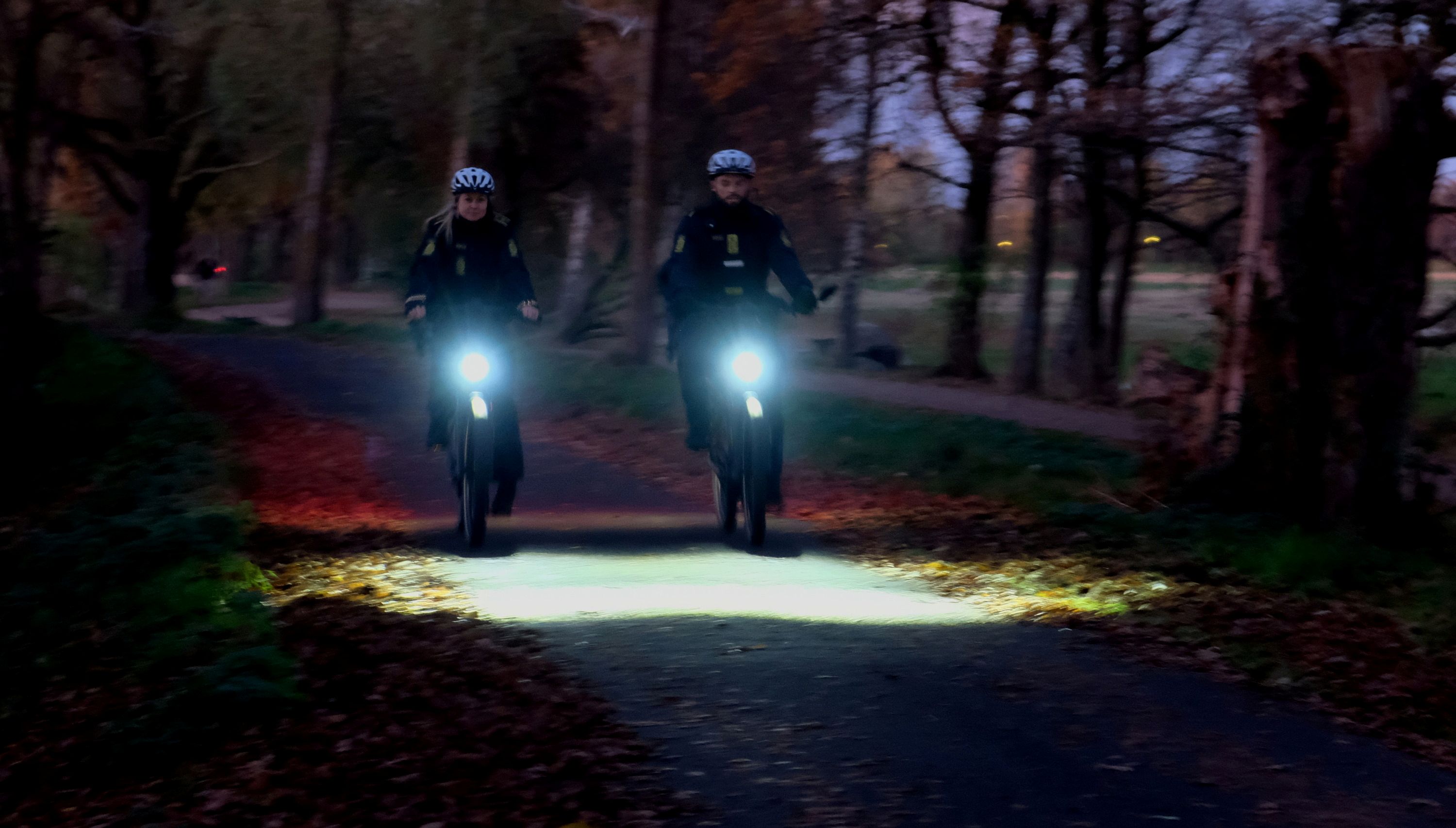 Betjente cykler i mørke med lys på cyklen