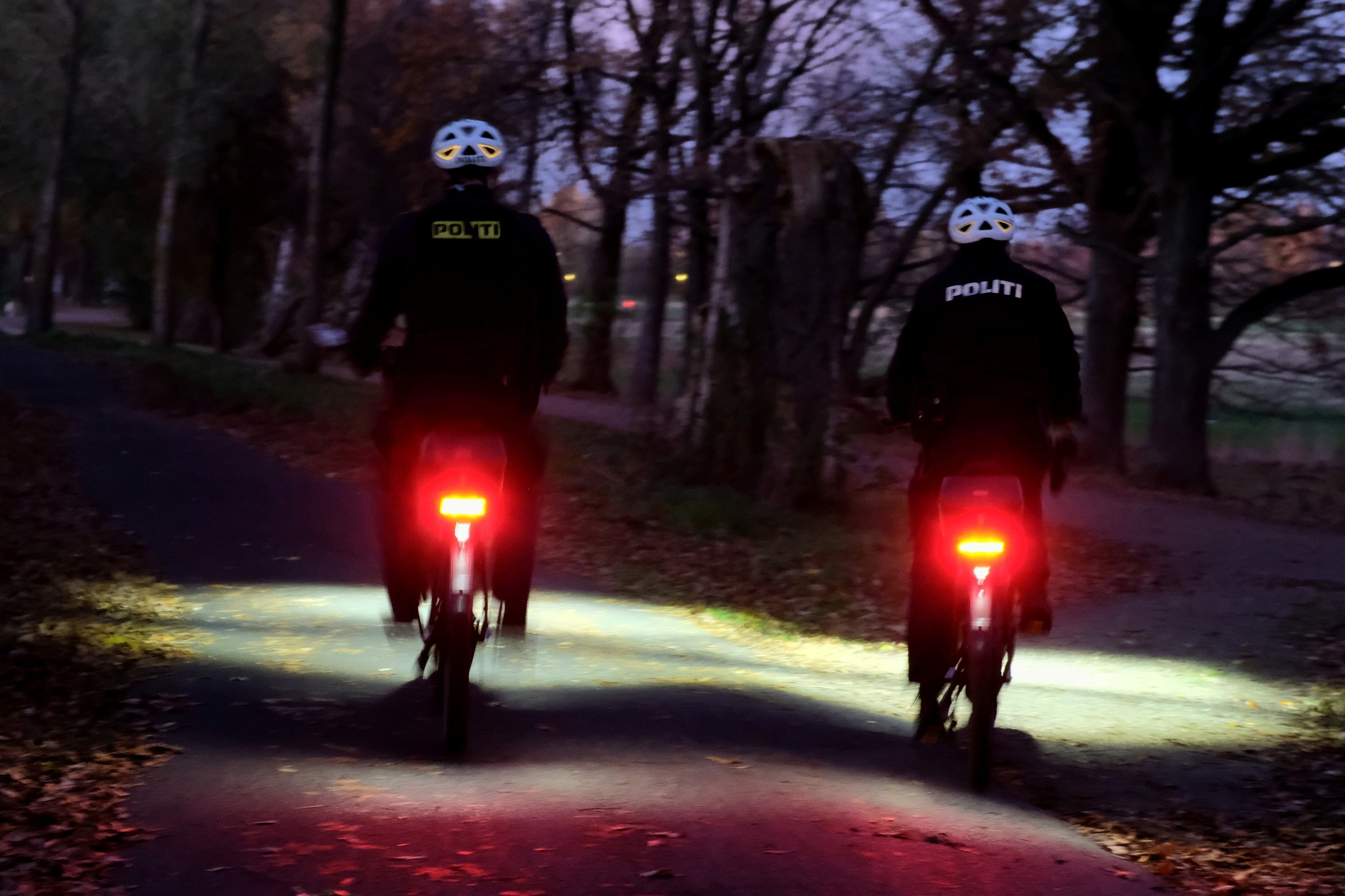 Betjente cykler i mørke med lys på cyklen