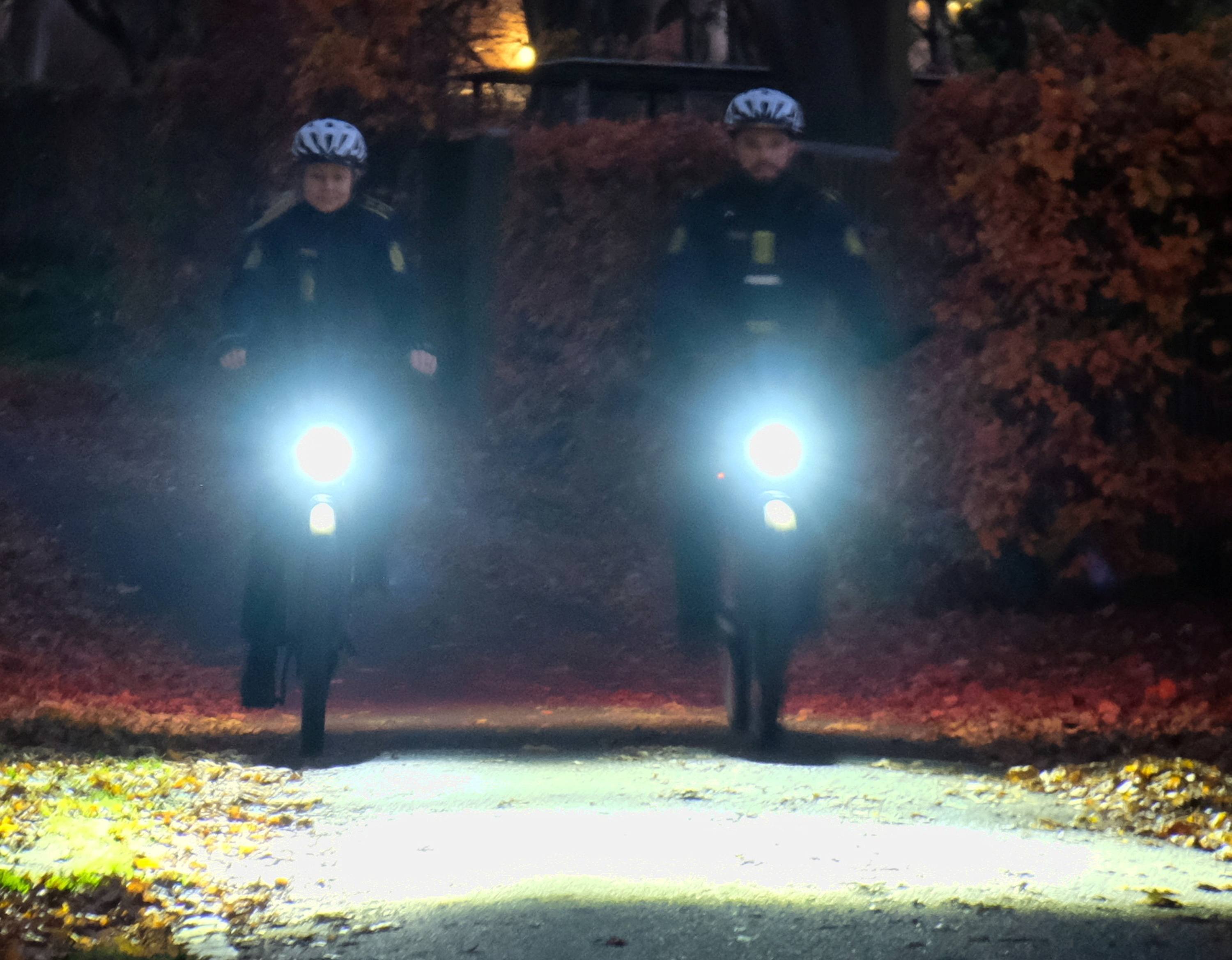 Betjente cykler i mørke med lys på cyklen