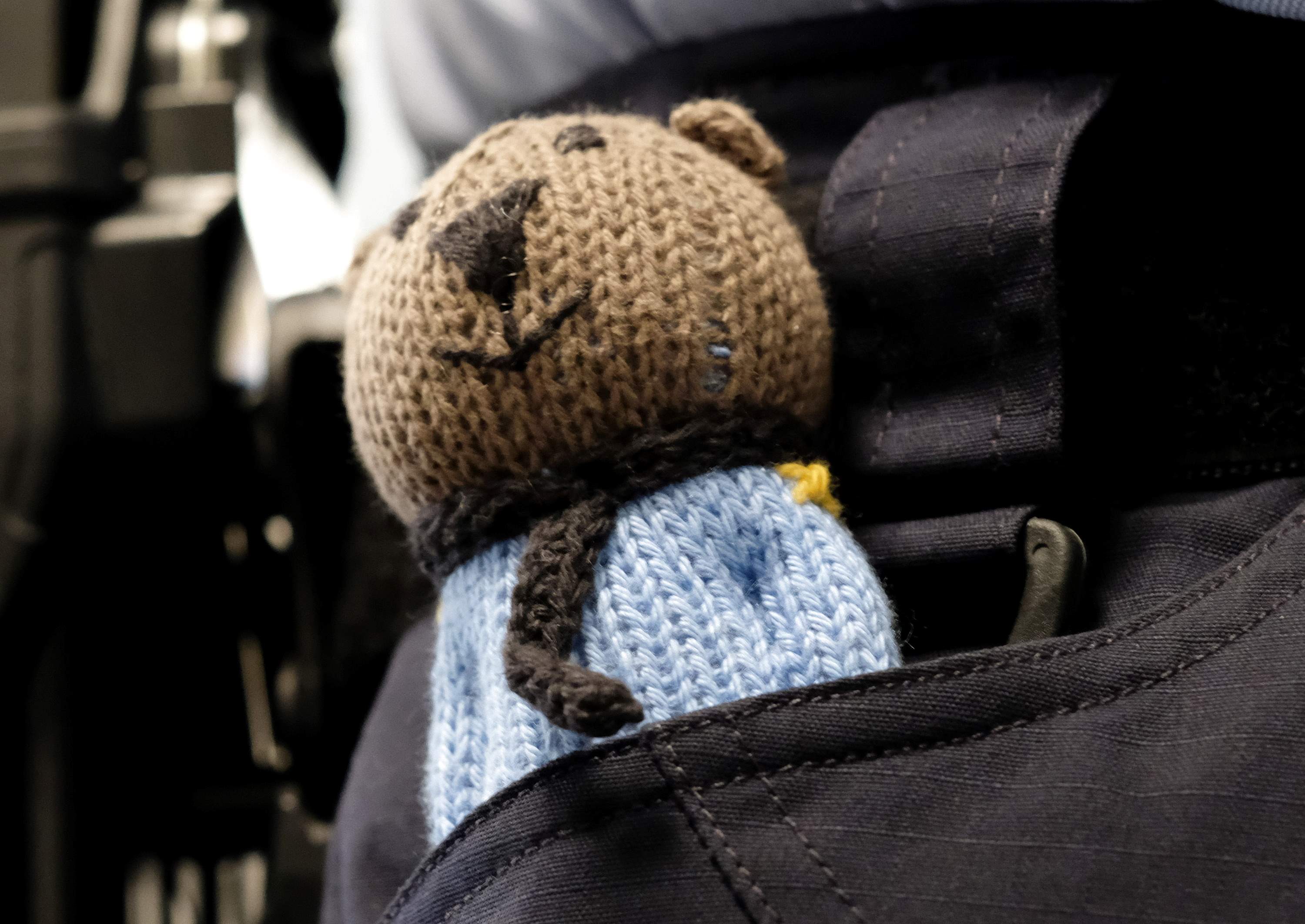 Foto af strikket politilommebamse Foto af strikket politilommebamse