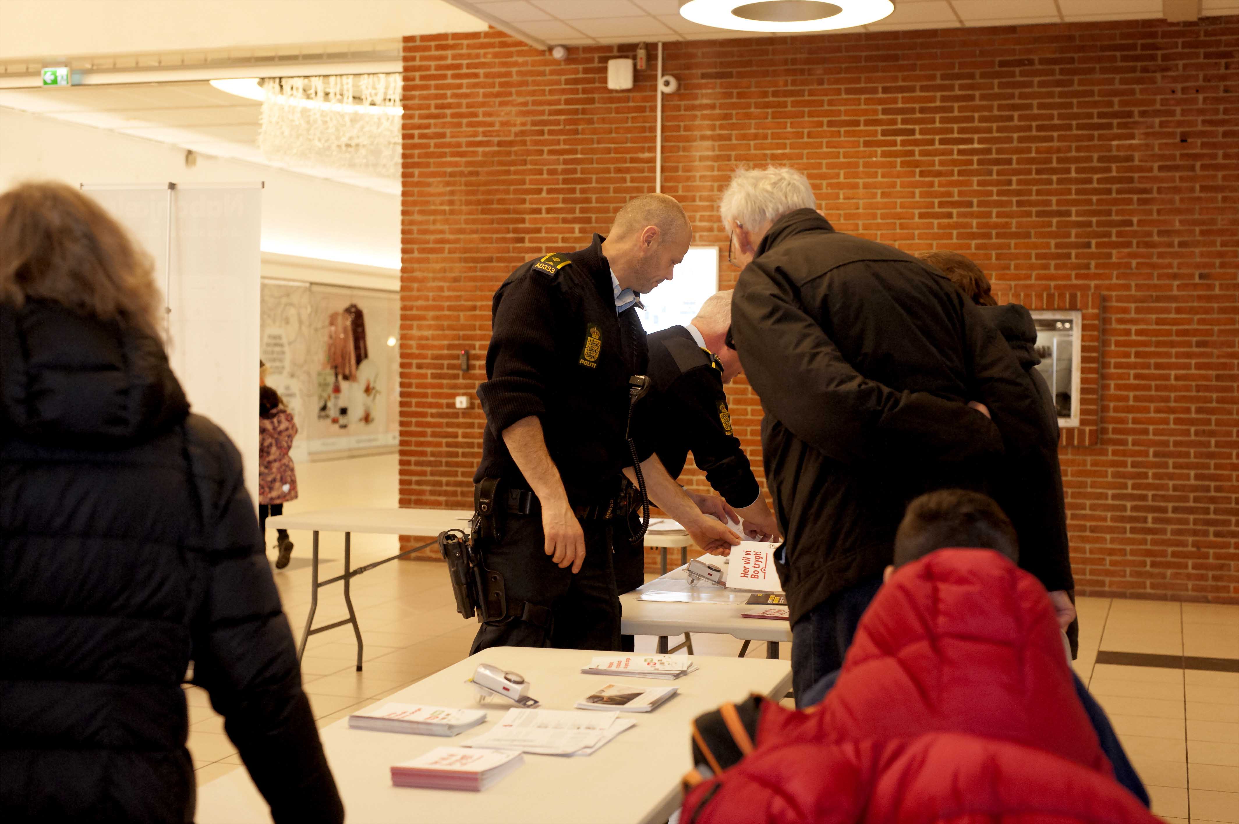 Politistand med forebyggende materialer