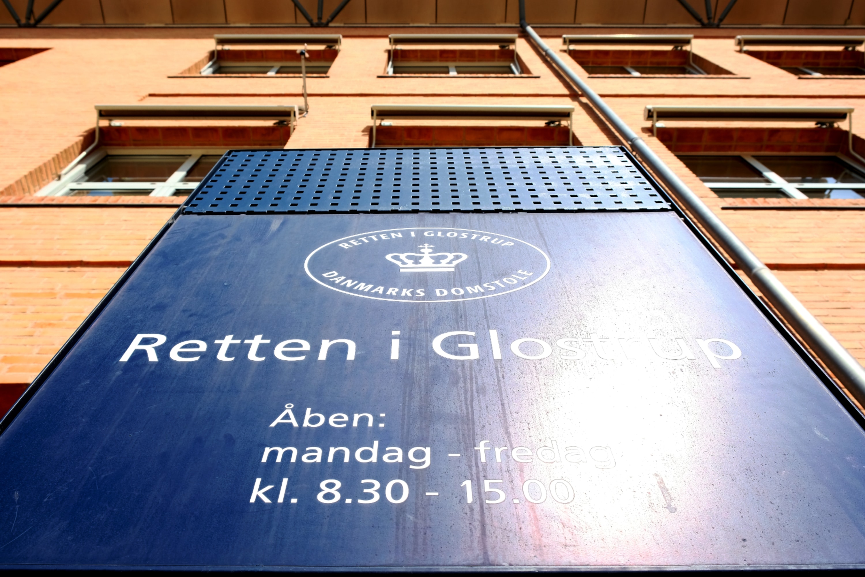 Skiltet foran retten i Glostrup
