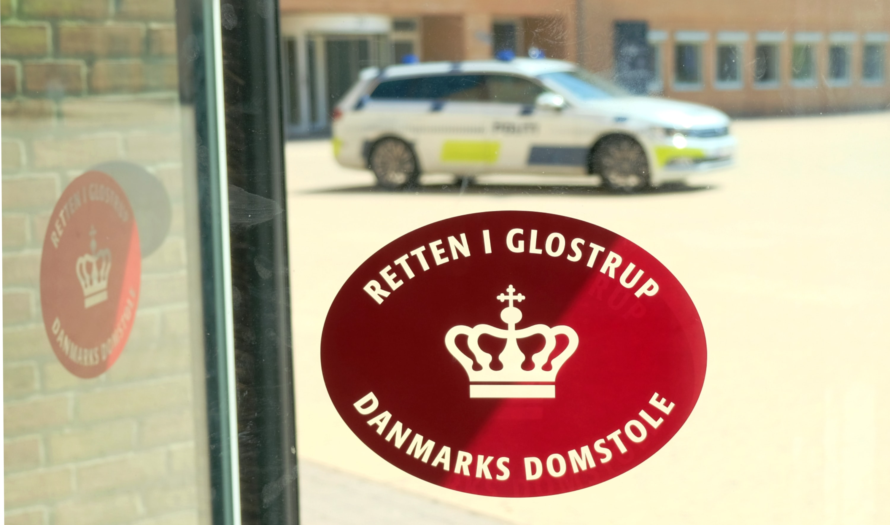 Rødt retslogo og politibil