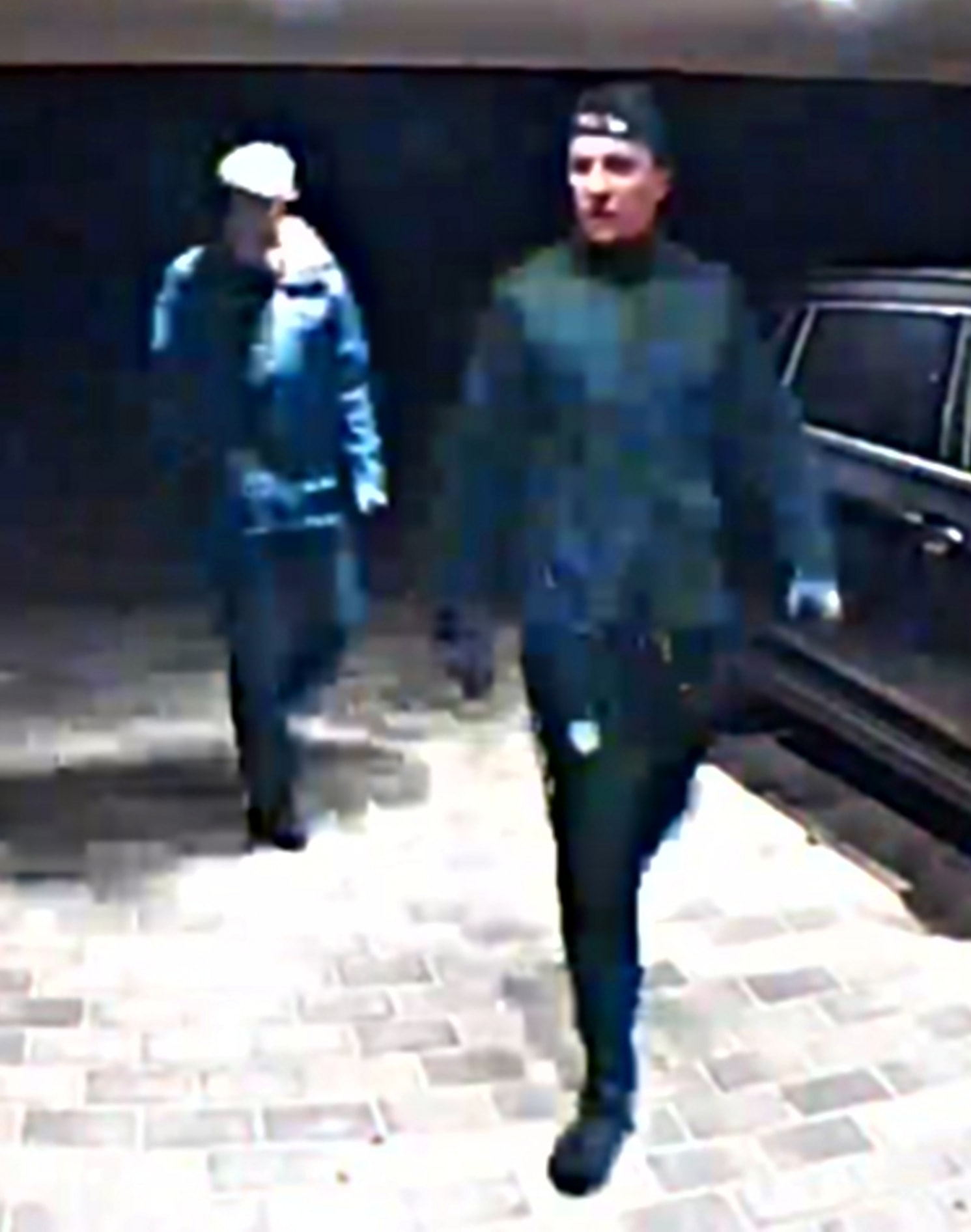 Foto af to mistænkte bag indbrudsforsøg i Hedehusene