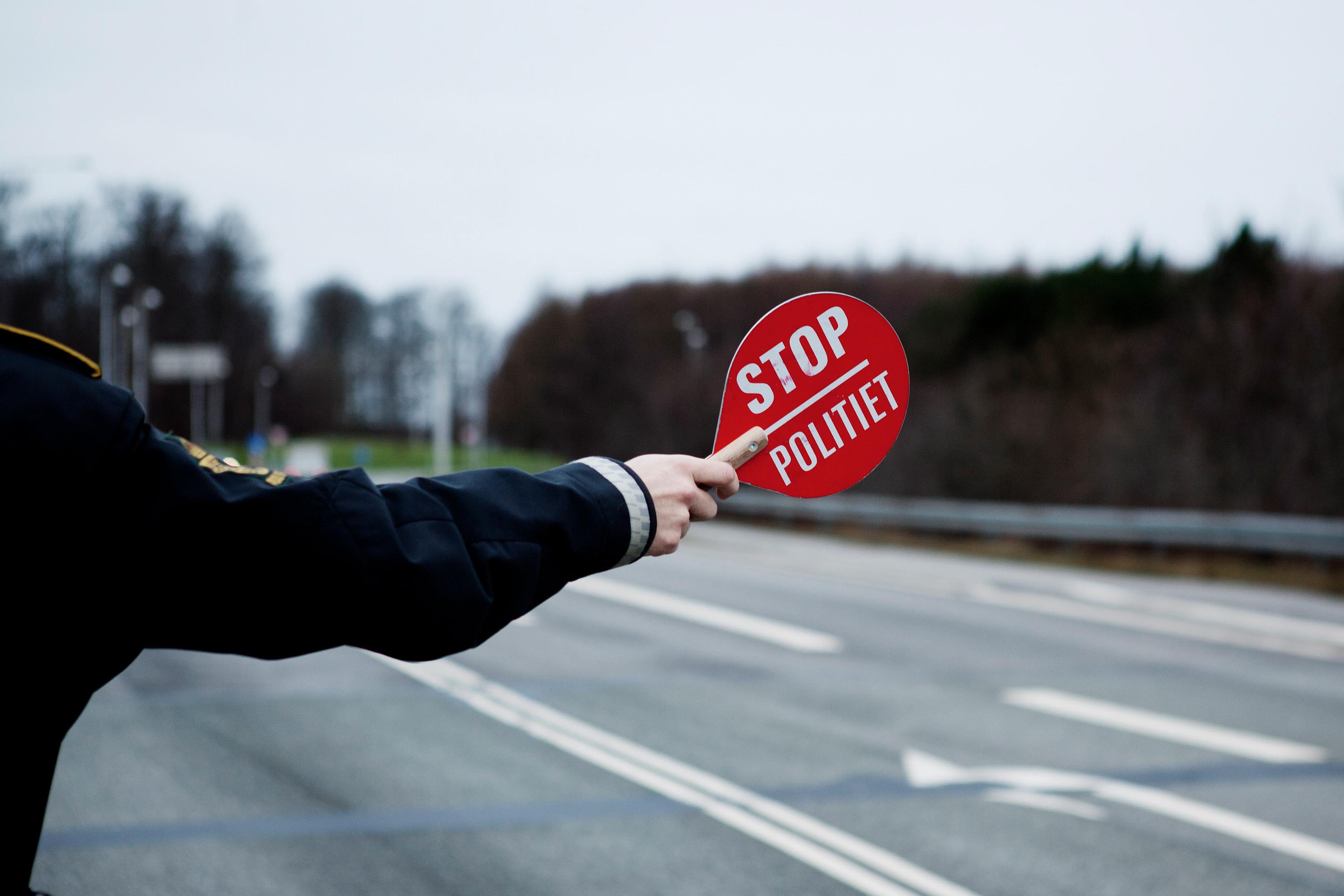 Betjent med stopskilt