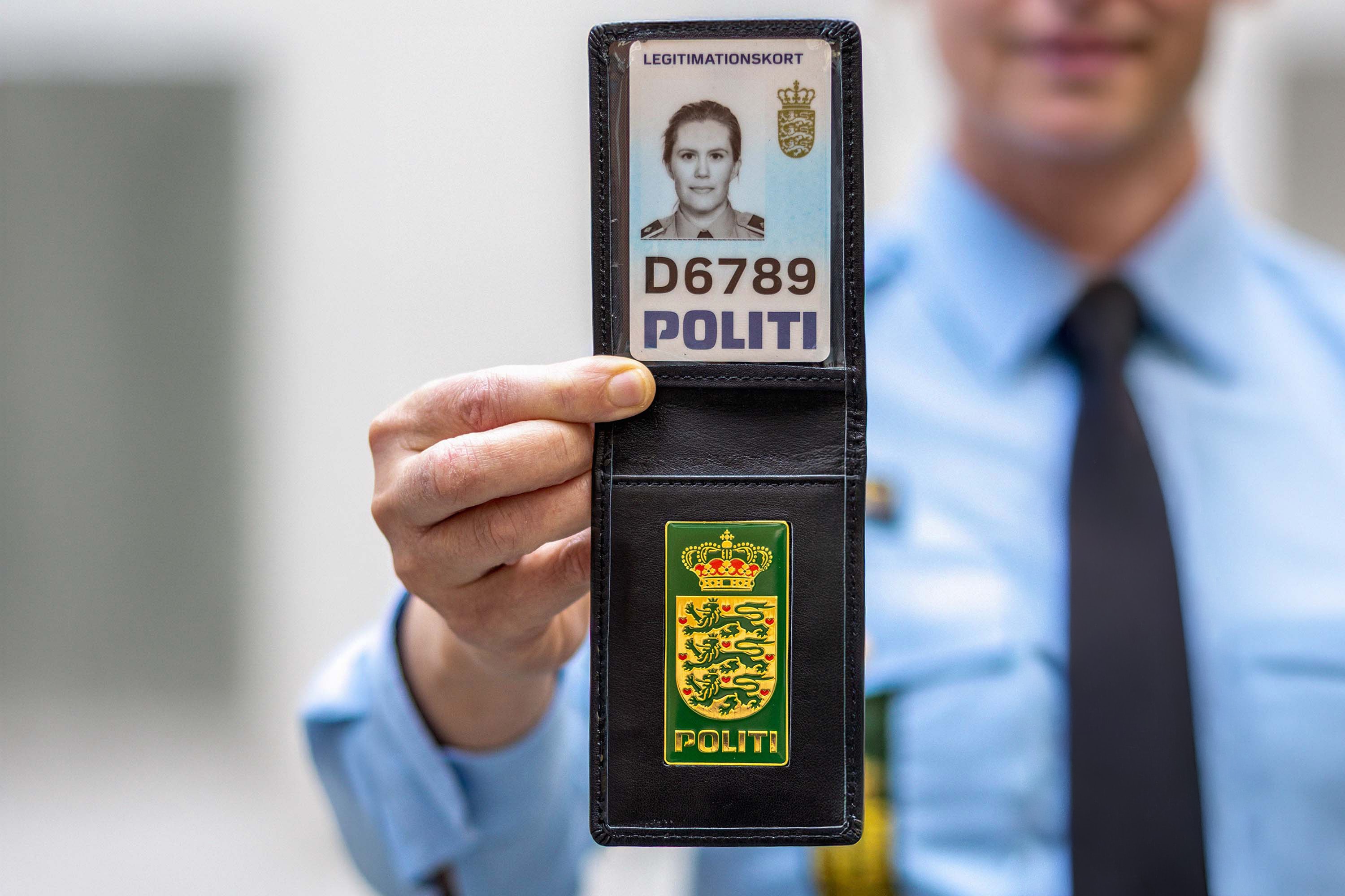 Politi-id af kvindelig betjent