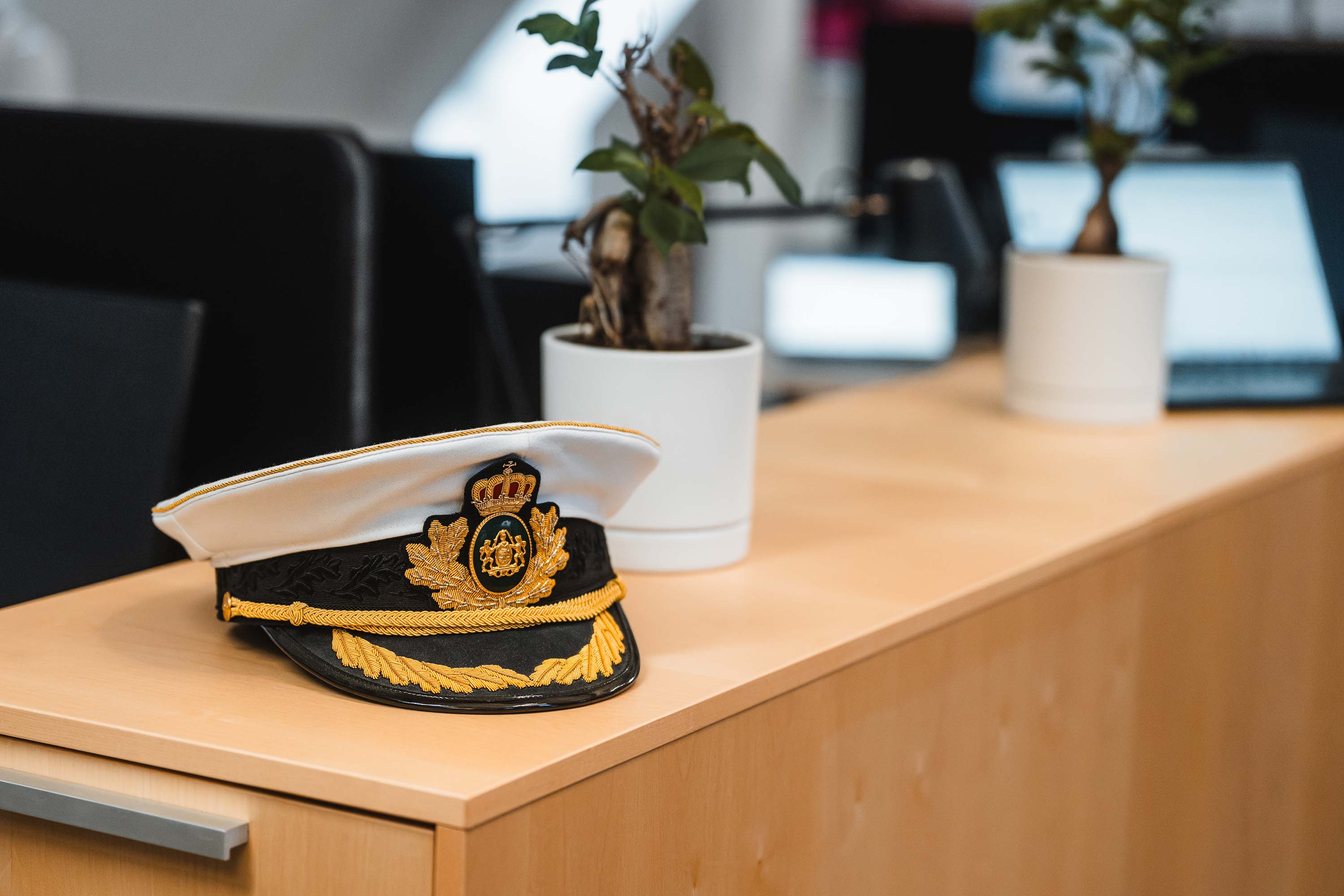 Politikasket på reol