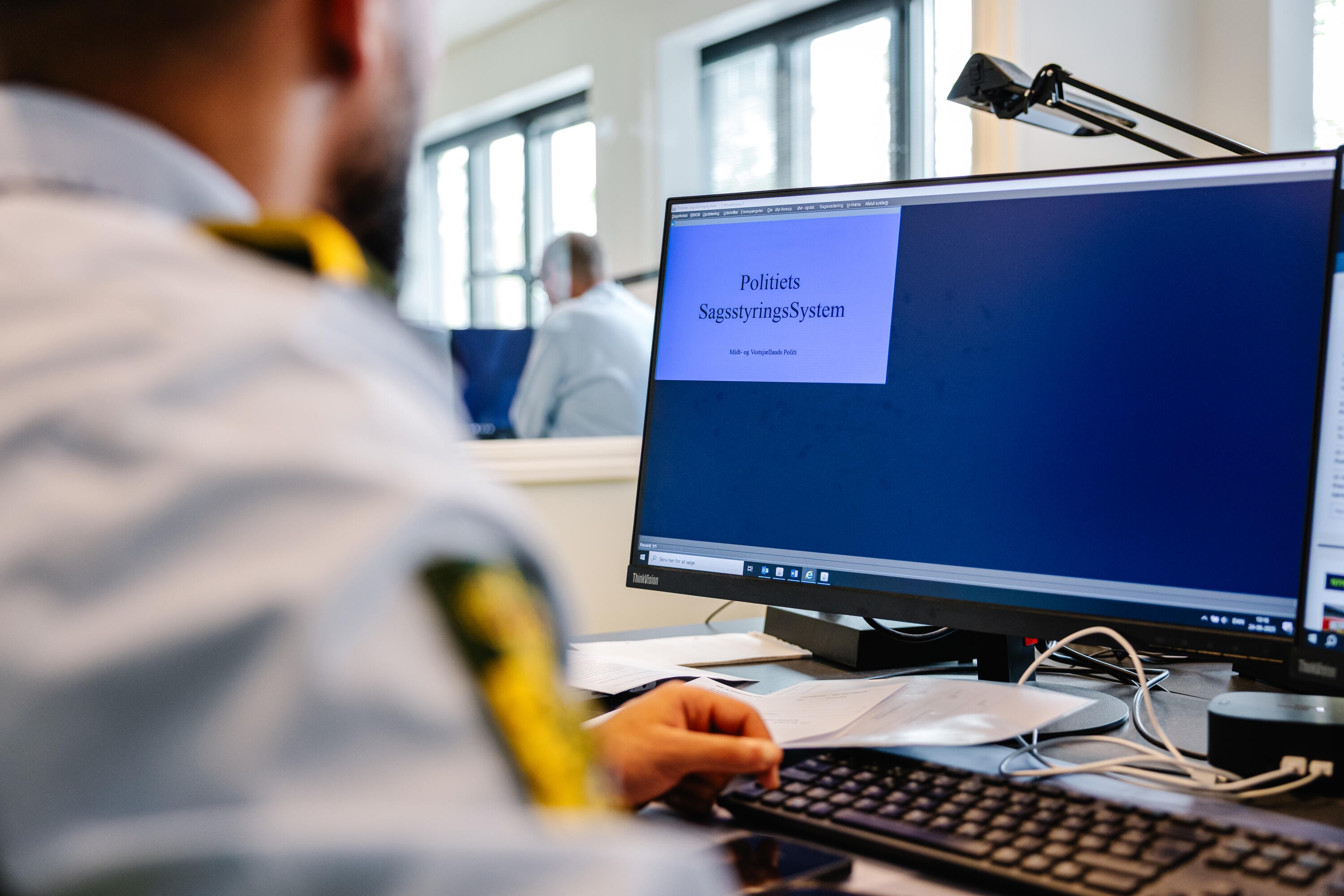 Politibetjent ved computer