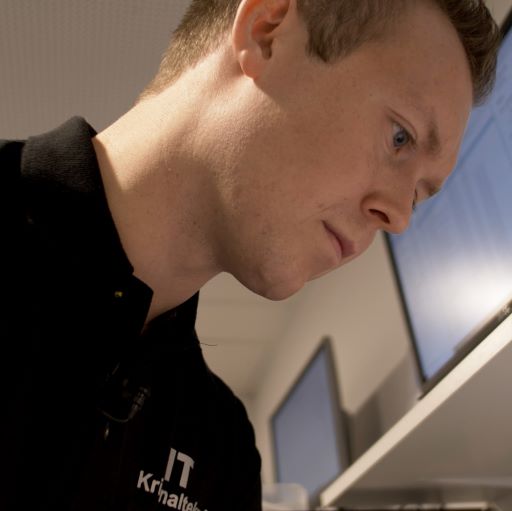 Jens bruger sine it-evner i efterforskningenaf sager