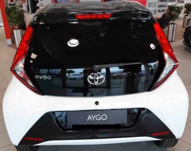 Hvid Toyota Aygo bagfra fra 2018 eller nyere