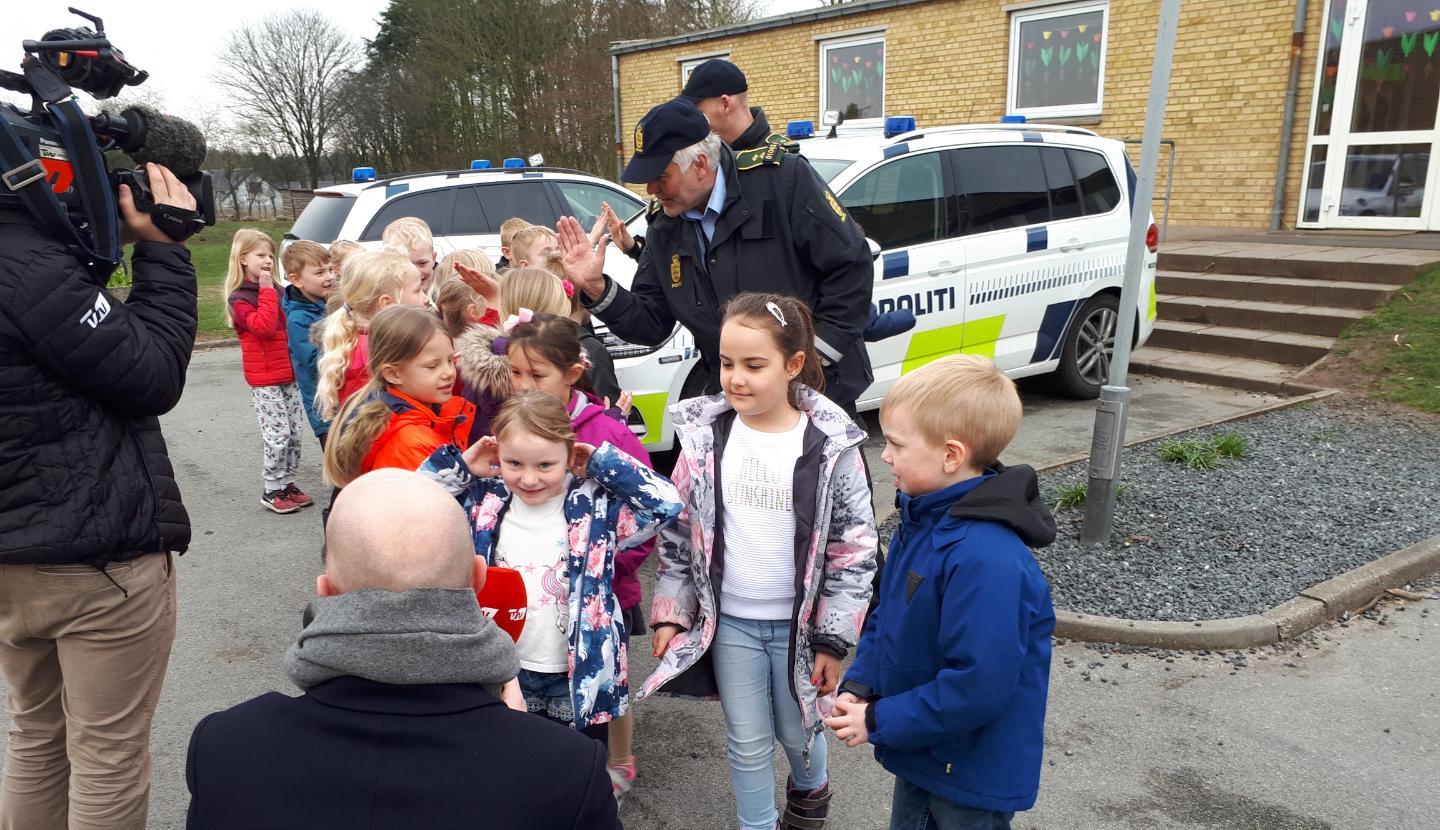 Lokalbetjente fra Hobro Politistation uddelte påskeæg til Lily og hendes klassekammerater på Mariagerfjord Idrætsskole den 3. april 2019. 