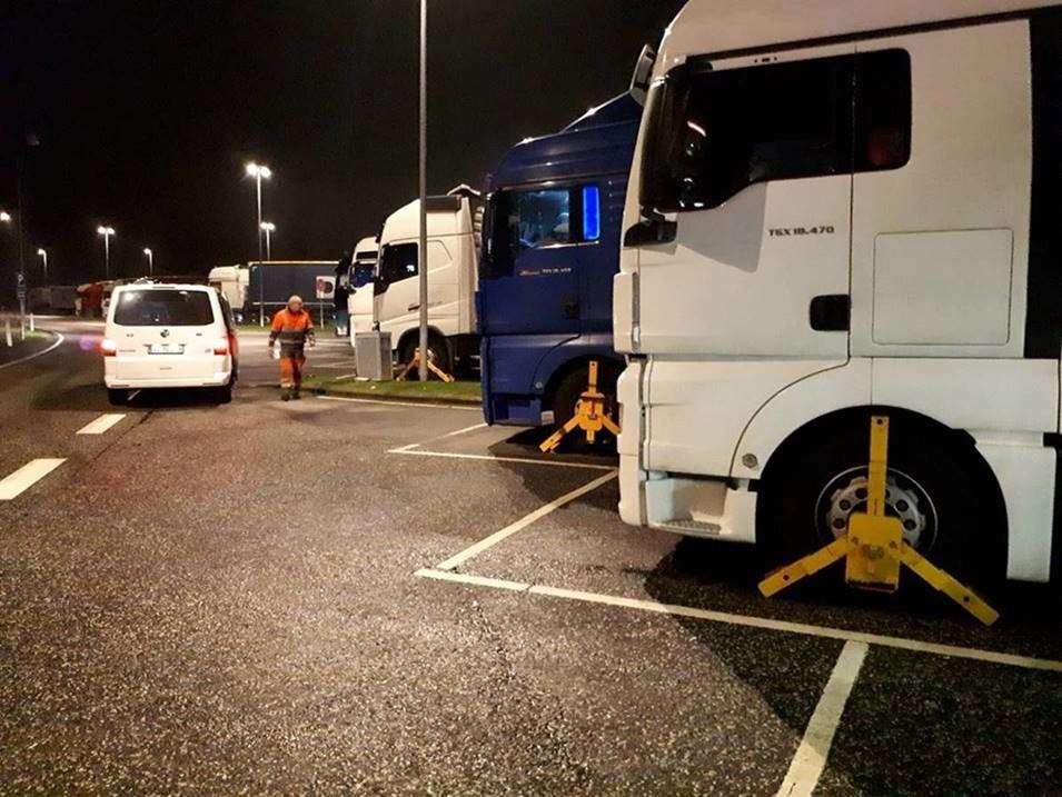 Søndag den 26. januar 2020 udførte politiets Tungvognscenter Nord kontrol på rastepladser omkring Aarhus. 15 lastbiler blev kontrolleret. Der blev udskrevet bøder for i alt 249.500 kroner.