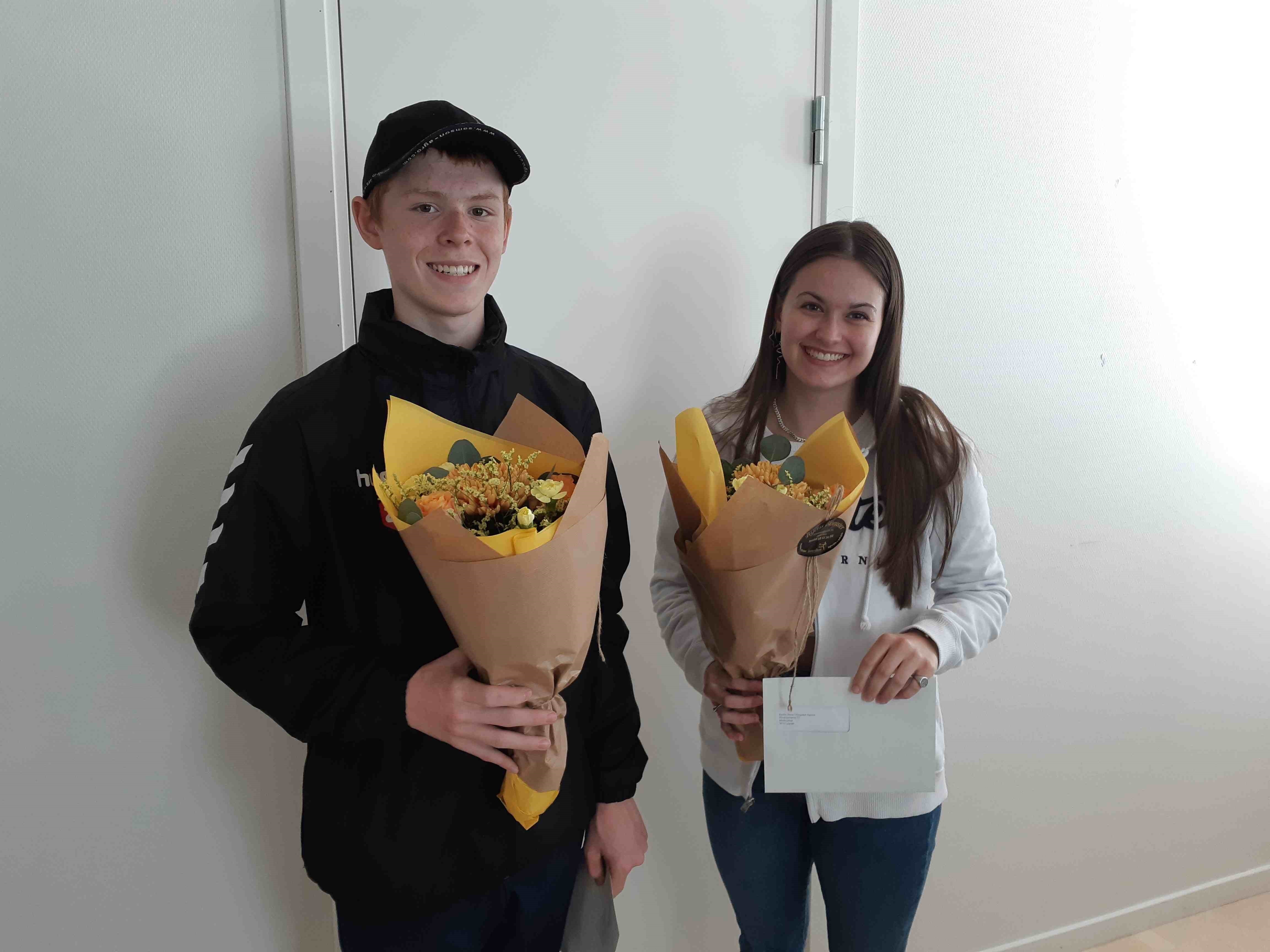 De to vidner Emilie Agesen (17 år) og Mathias Nordborg (16 år) modtog tirsdag den 8. juni begge en dusør på 500 kr. og en buket blomster fra Nordjyllands Politi i Himmerland. Dusøren fik de for deres indsats som meget aktive vidner i en røverisag den 26. februar 2021.