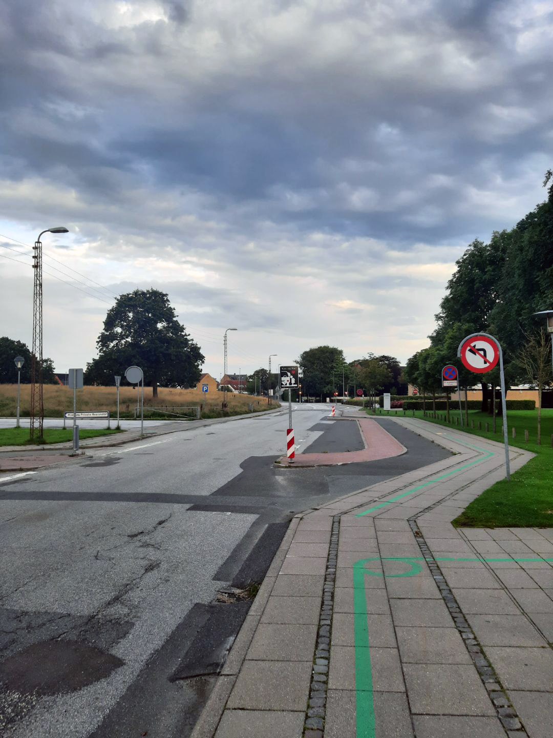 Skolevangen ved Hjørring Gymnasium tidligt tirsdag morgen den 13. august før møde-myldretid. Tavlen med venstresving forbudt ses her ved "kiss and goodbye"-vigepladsen.