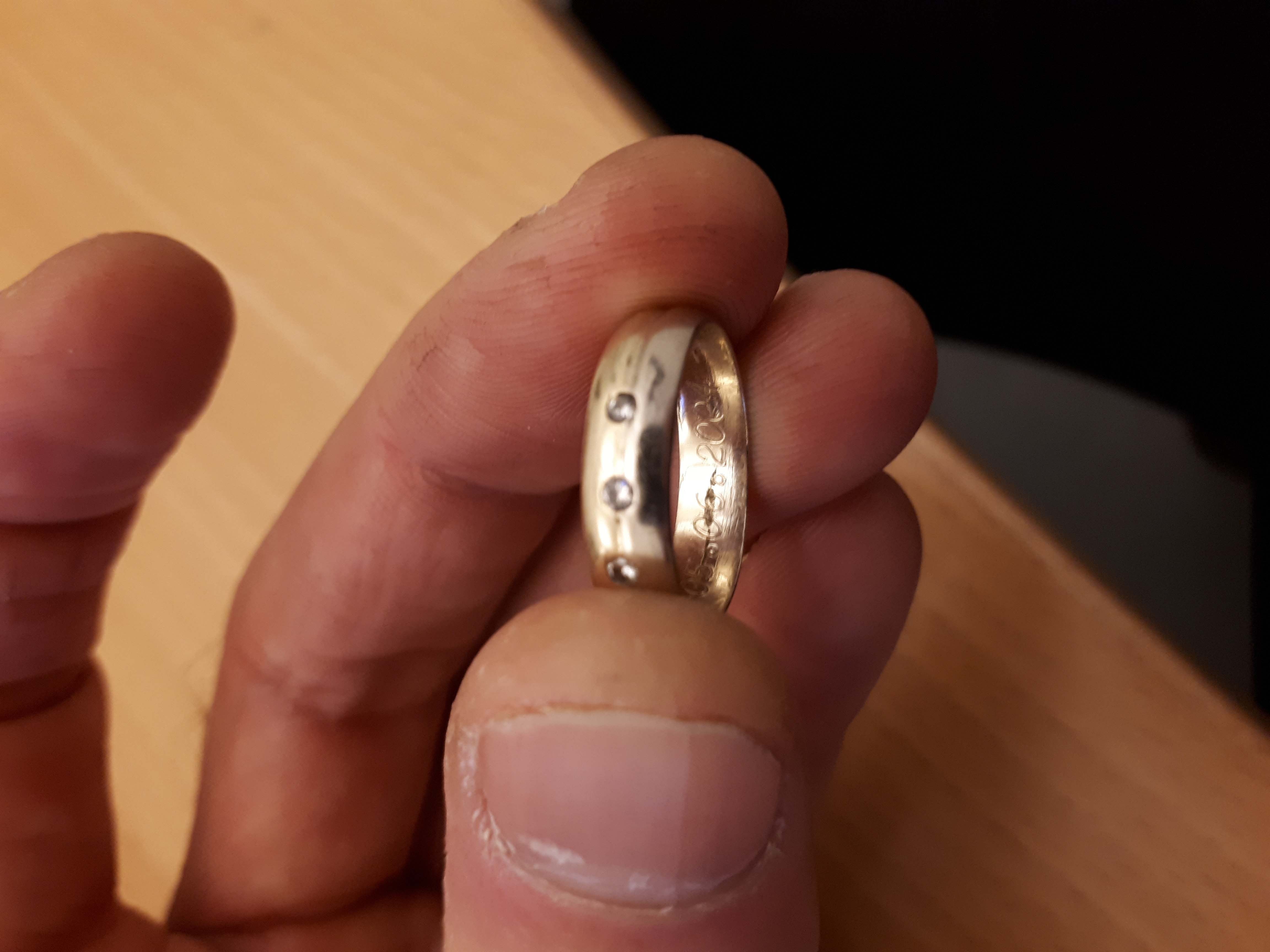 Nordjyllands Politi søger de retmæssige ejere til en større mængde smykker, som blev beslaglagt under en ransagning i Hjørring den 15. december. Blandt smykkerne er der to vielsesringe. Den ene ring har indgraveringen ”Jan 29-9-89” og den anden ”Niels 05-06-2004”.