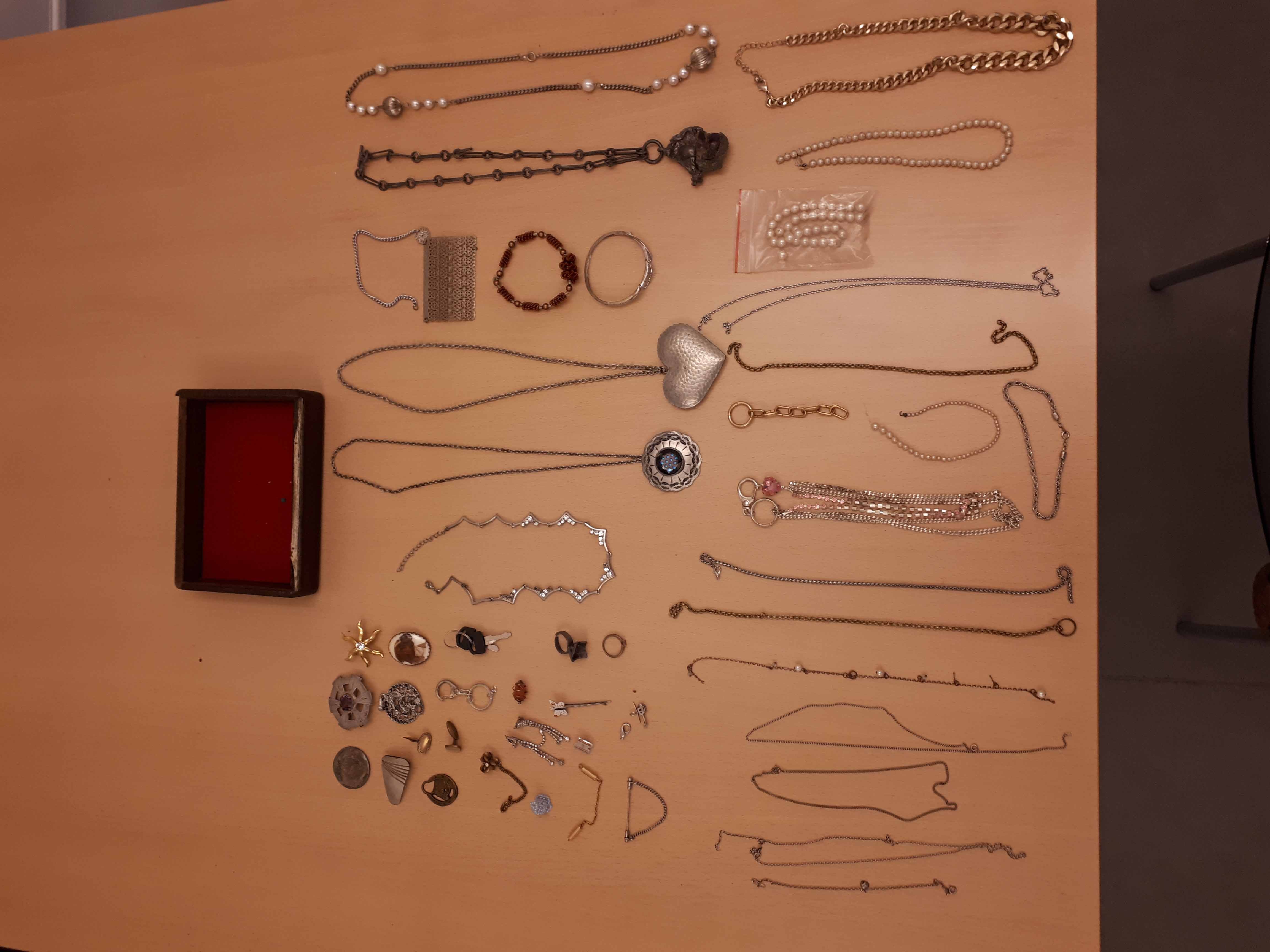 Nordjyllands Politi søger de retmæssige ejere til en større mængde smykker, som blev beslaglagt under en ransagning i Hjørring den 15. december.