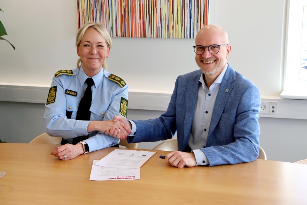Partnerskabsaftalen blev underskrevet på rådhuset i Støvring onsdag den 26. marts af politidirektør Anne Marie Roum Svendsen, Nordjyllands Politi, og borgmester Jesper Greth, Rebild Kommune.
