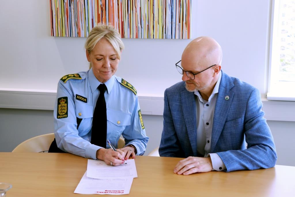 Partnerskabsaftalen blev underskrevet på rådhuset i Støvring onsdag den 26. marts af politidirektør Anne Marie Roum Svendsen, Nordjyllands Politi, og borgmester Jesper Greth, Rebild Kommune.