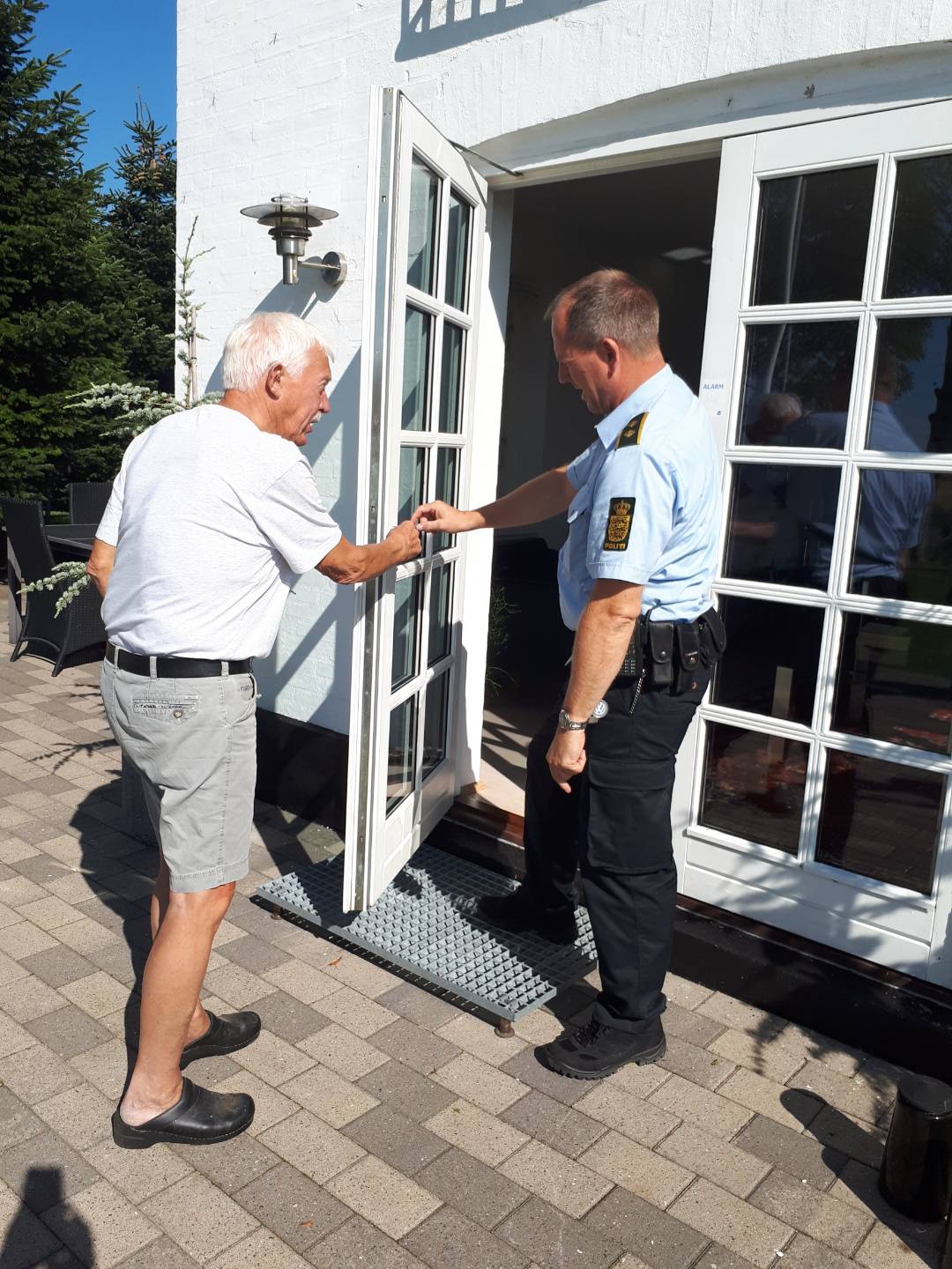 ”Der skal en indvendig lås på terrassedøren,” foreslår politiassistent Jan Mørch, hjemme ved Karsten Hjølund, som nu har været udsat for indbrud to gange.                              