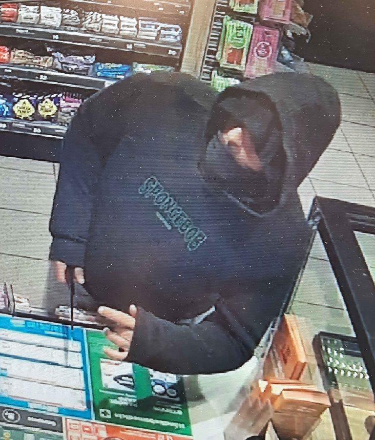 Nordjyllands Politi ønsker nu offentlighedens hjælp til at fastlægge identiteten på den mand, der tirsdag den 6. maj kl. 02.03 begik røveri mod en tankstation i Hjørring. Manden var iført en karakteristisk hættetrøje med teksten "Spongebob" på brystet. Har man oplysninger i sagen, skal man ringe til politiet på tlf. 114.