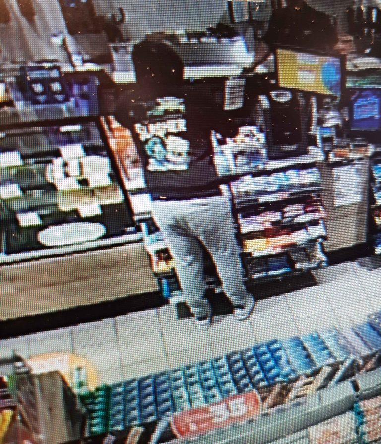 Nordjyllands Politi ønsker nu offentlighedens hjælp til at fastlægge identiteten på den mand, der tirsdag den 6. maj kl. 02.03 begik røveri mod en tankstation i Hjørring. Manden var iført en karakteristisk hættetrøje med teksten "Spongebob" på brystet. Har man oplysninger i sagen, skal man ringe til politiet på tlf. 114.
