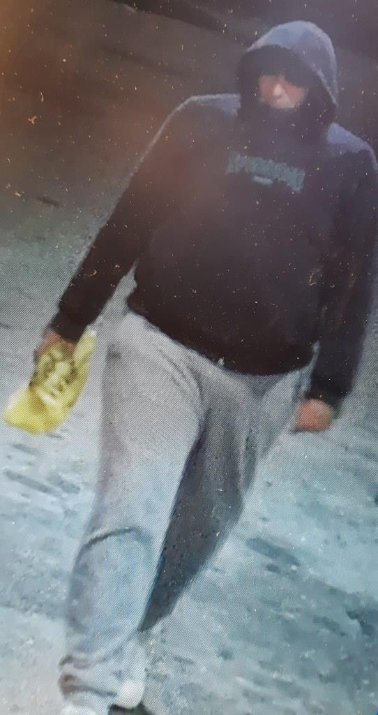 Nordjyllands Politi ønsker nu offentlighedens hjælp til at fastlægge identiteten på den mand, der tirsdag den 6. maj kl. 02.03 begik røveri mod en tankstation i Hjørring. Manden var iført en karakteristisk hættetrøje med teksten "Spongebob" på brystet. Har man oplysninger i sagen, skal man ringe til politiet på tlf. 114.