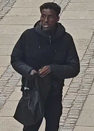 Khalid Abas Abdi Elmi, 26 år, 180 cm høj, efterlyses. Han er mistænkt for at have andel i voldssagen i Steen Blichers Gade i Aalborg den 29. august 2025.