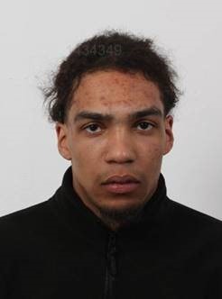 Oliver Kuya Skytt, 22 år, 183 cm høj, efterlyses. Han er mistænkt for at have andel i voldssagen i Steen Blichers Gade i Aalborg den 29. august 2025.