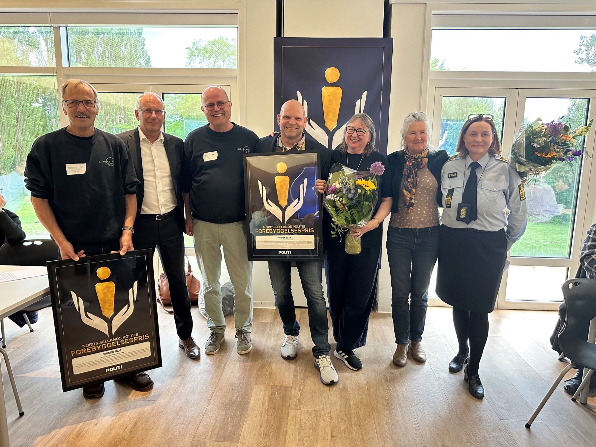 Vindere af Forebyggelsesprisen 2026: (fra venstre) Allan Carstensen (Kirke Care), politidirektør Svend Larsen, Thyge Enevoldsen (Kirke Care), Søren Jensen (SSP Hillerød), Karen Fhær (Kirke Care), Karin Juhl (SSP Hillerød) og chefpolitiinspektør Lene Sørensen.