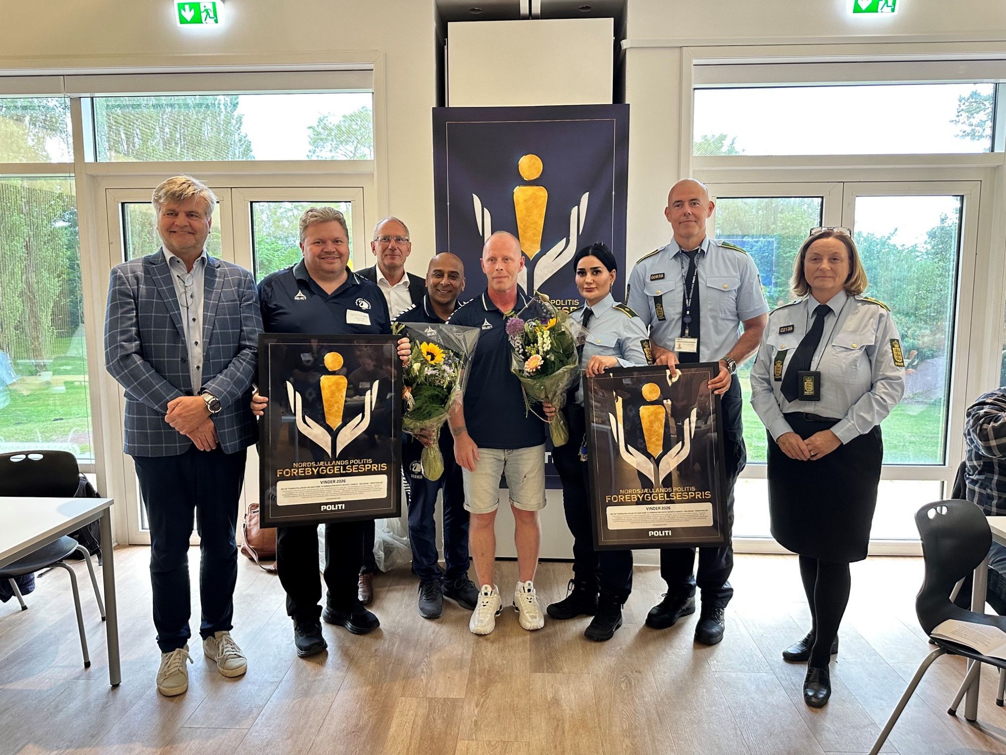 Vindere af Forebyggelsesprisen 2026: (fra venstre) Fredensborgs borgmester Thomas Lykke Pedersen, Bjarne Ørvad Dreier (NFK), politidirektør Svend Larsen, Rudi Narine (NFK), Kim Nielsen (NFK) samt forebyggelsesbetjentene fra Nordsjællands Politi og chefpolitiinspektør Lene Sørensen.