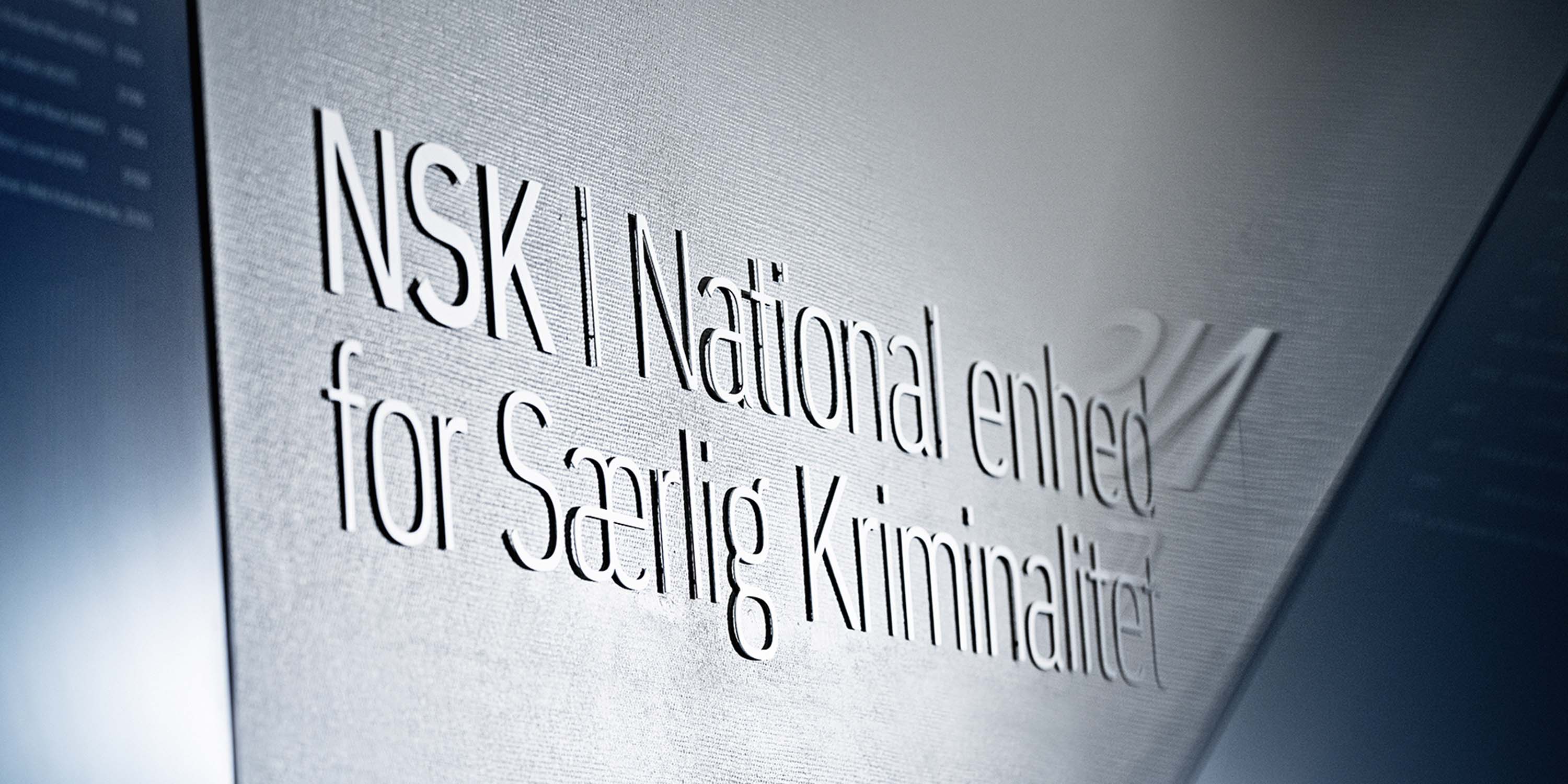 NSK-logo på væg