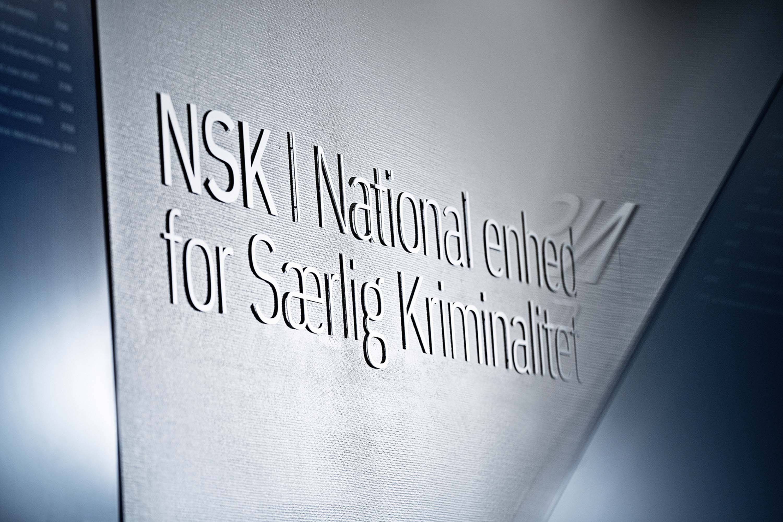 NSK-logo på væg