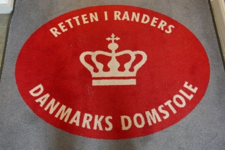 Retten i Randers gulvtæppe logo
