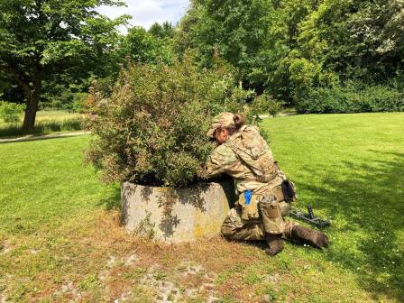 Soldat leder i busk