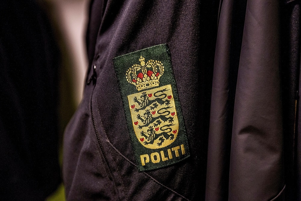 Politilogo på betjents arm 