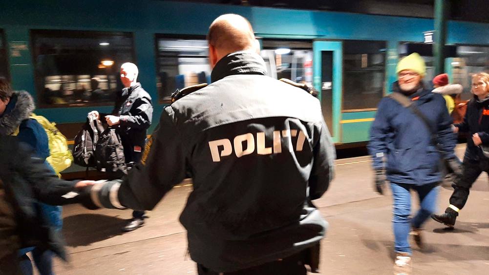 Politi uddelte små lys mørket | Nyheder | Syd- og Sønderjyllands Politi