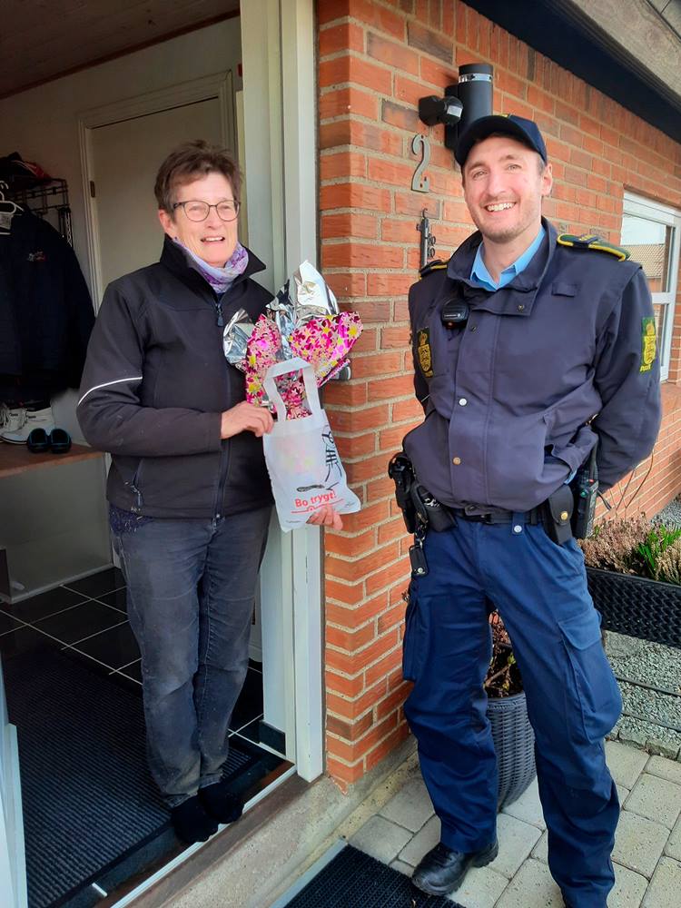 nabohjælper med påskeæg