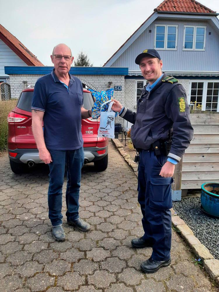 nabohjælper med påskeæg