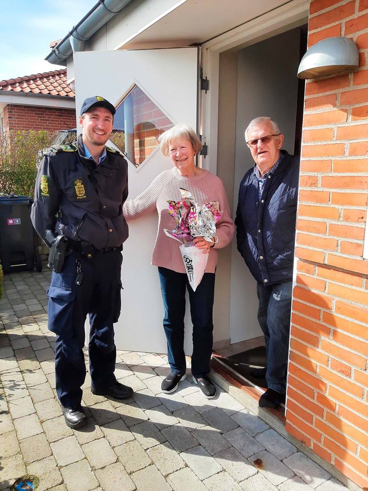 nabohjælpere med påskeæg