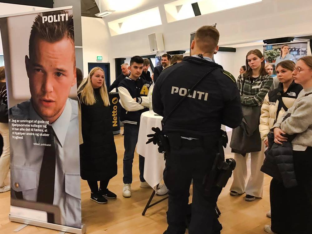 Politiet informerer elever fra Det Blå Gymnasium <span class=