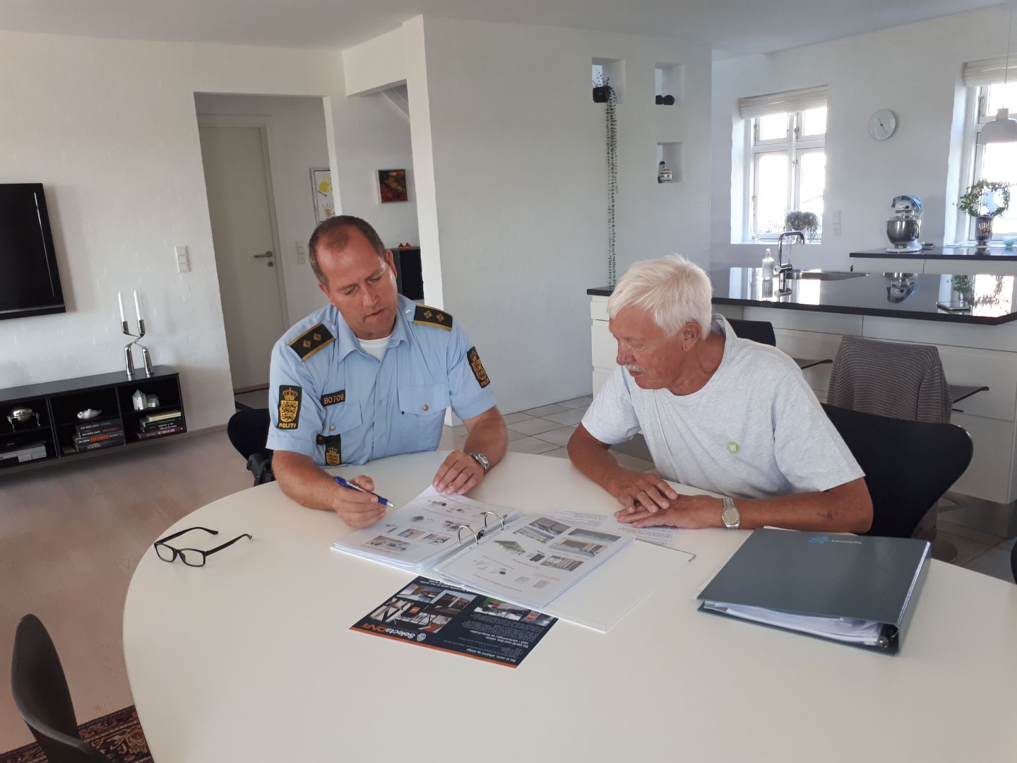 Karsten Hjølund (th.) får gode tekniske råd og vejledning af politiassistent Jan Mørch    